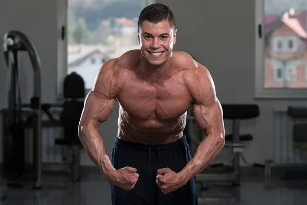 Fisiculturista realizando a dose mais muscular — Fotografia de Stock