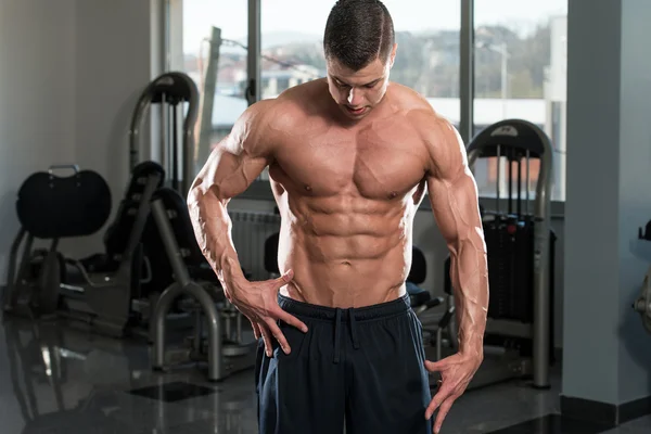 Mann im Fitnessstudio zeigt seinen durchtrainierten Körper — Stockfoto