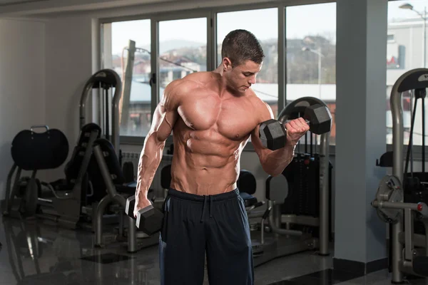 Joven haciendo ejercicio para bíceps — Foto de Stock