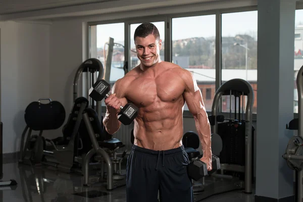 Jovem fazendo exercício para bíceps — Fotografia de Stock