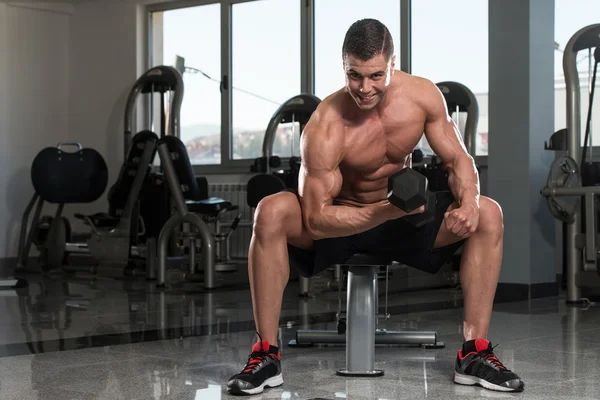 Culturista masculino haciendo ejercicio de peso pesado para bíceps — Foto de Stock