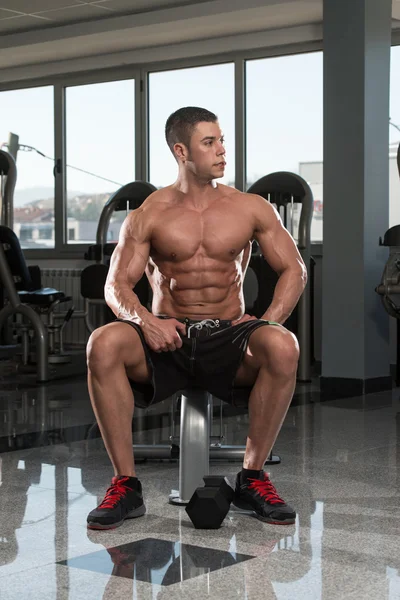 Портрет мускулистого человека, расслабляющегося в спортзале — стоковое фото