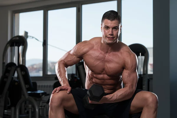 Zdravý mladý muž dělá cvičení pro biceps — Stock fotografie