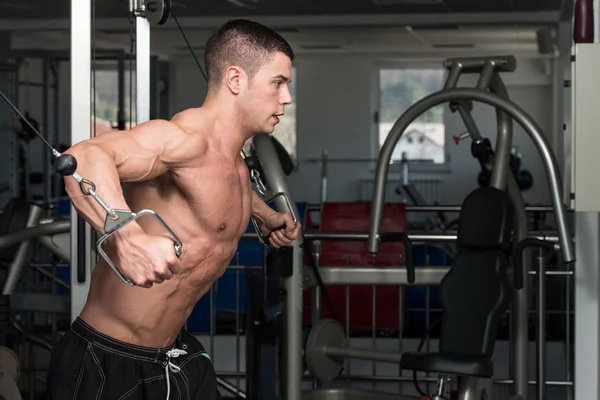 Brust-Workout-Kabelübergang — Stockfoto