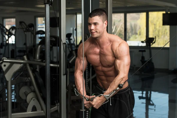 Entrenamiento en el pecho con cables —  Fotos de Stock