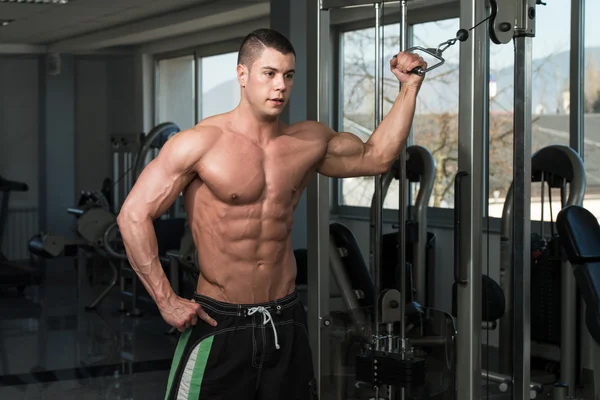 Entrenamiento de bíceps con cables — Foto de Stock