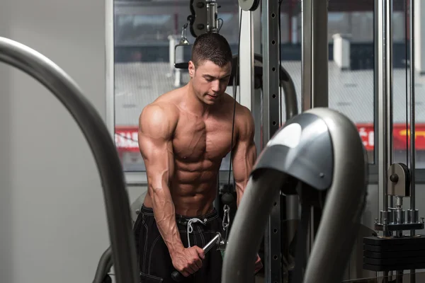 Oefenen met kabel triceps — Stockfoto