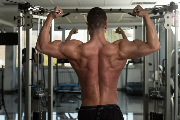 Biceps träning med kabel — Stockfoto