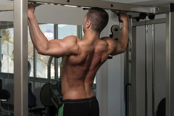 Manliga idrottare gör pull ups — Stockfoto