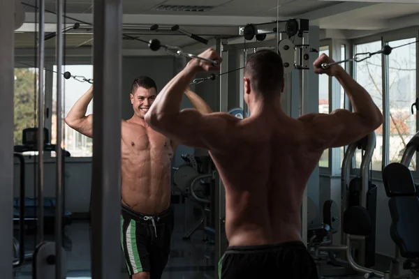 Ćwiczenia na biceps z kablem — Zdjęcie stockowe