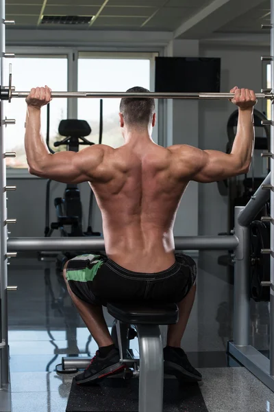 Exercício de ombros com Barbell — Fotografia de Stock