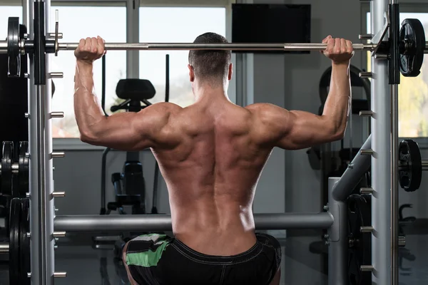 Épaules s'exerçant avec Barbell — Photo