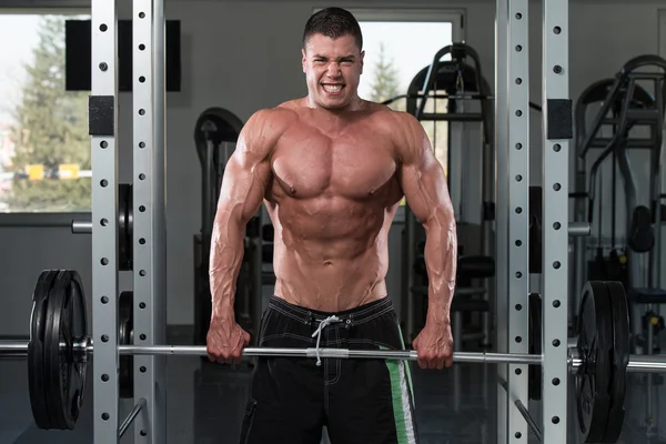 Trapezius training met Barbell — Stockfoto