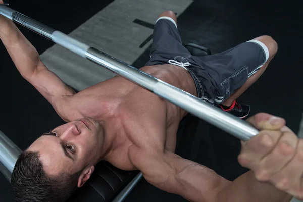 Hombre joven haciendo ejercicio en el pecho —  Fotos de Stock