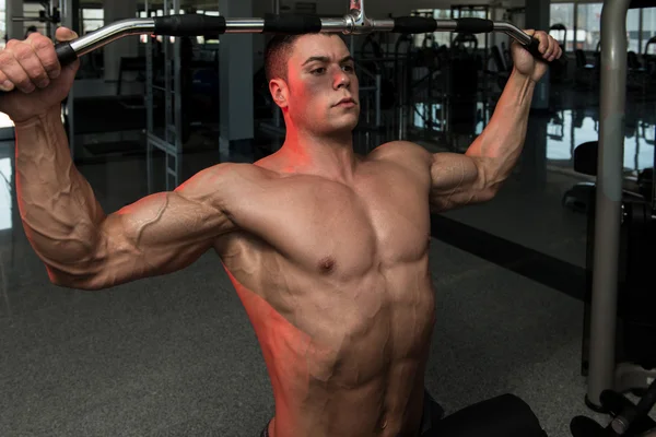 Jonge bodybuilder doen zware gewicht oefening voor rug — Stockfoto