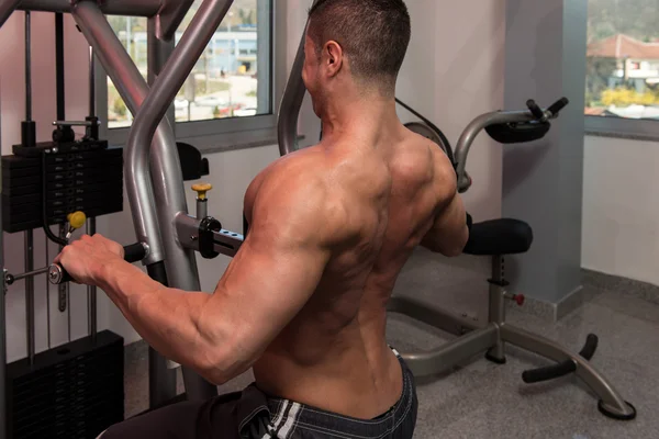 Bodybuilder faisant l'exercice lourd de poids pour le dos — Photo