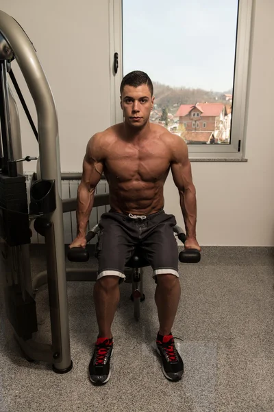 Jeune bodybuilder faisant l'exercice lourd de poids pour des triceps — Photo