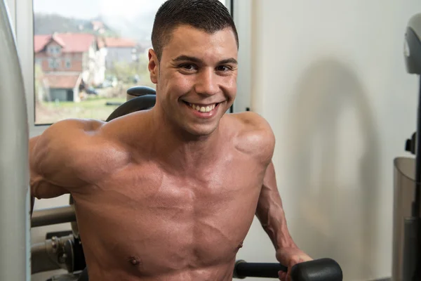 Jonge bodybuilder doen zware gewicht oefening voor triceps — Stockfoto