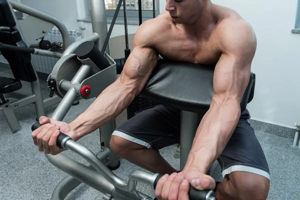 Biceps verk på maskin — Stockfoto