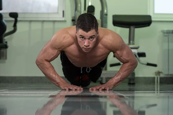 Joven Hombre Ejercicio Push Ups —  Fotos de Stock