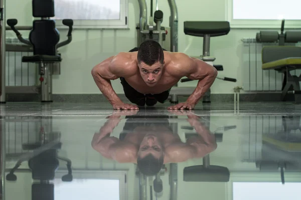 Young Man Exercising Push Ups — Stock Photo, Image