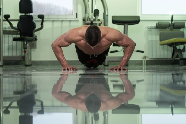 Молодий Чоловік Doing Press Ups В Тренажерний зал — стокове фото