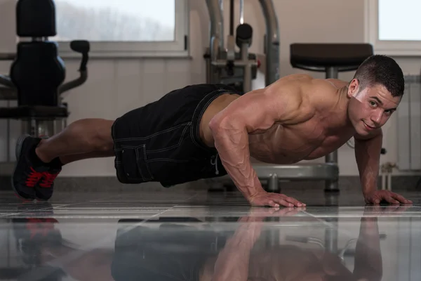 Jeune homme faisant de l'exercice push ups — Photo