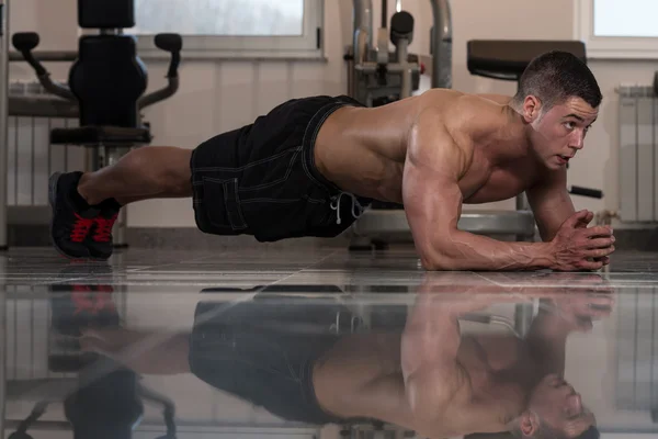 Abs träning i Gym — Stockfoto