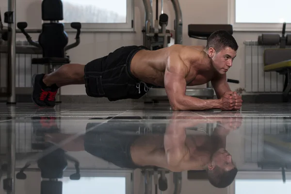 Hombre sano haciendo ejercicio abdominal en Foor — Foto de Stock