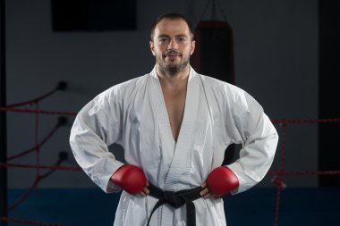 siyah kuşak karate uzmanı ile mücadele duruş