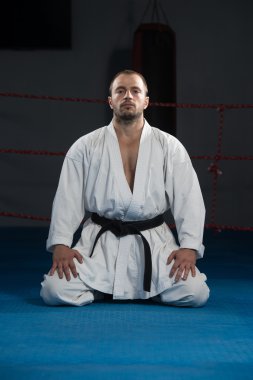 adam bir kimono ile siyah kuşak içinde meditasyon