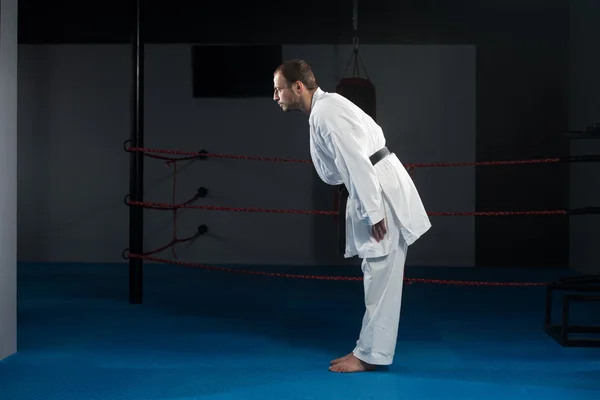 Svart bälte karate expert med kampen hållning — Stockfoto