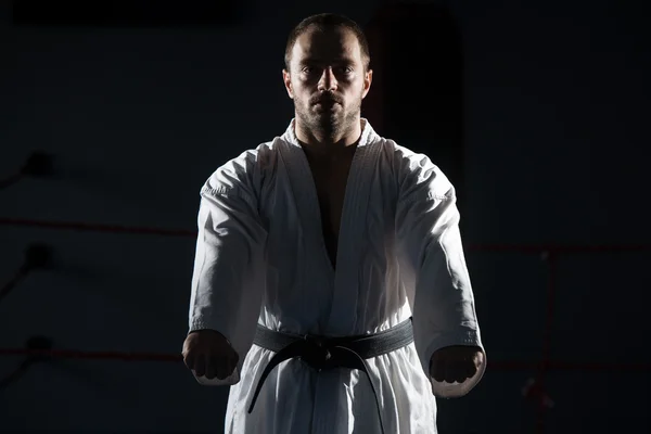 Svart bälte karate expert med kampen hållning — Stockfoto