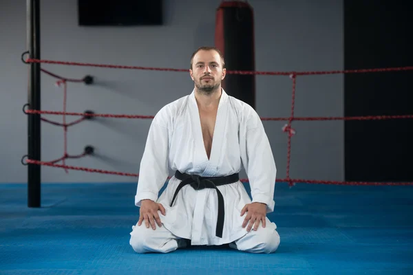 Homme dans un kimono avec une ceinture noire médite — Photo