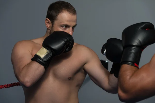 Blandad kampsportutövare fighting - hålslagning — Stockfoto