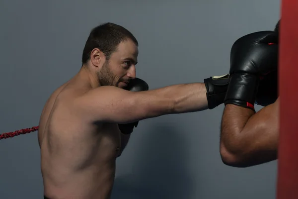 Deux boxeurs face à face dans un match — Photo