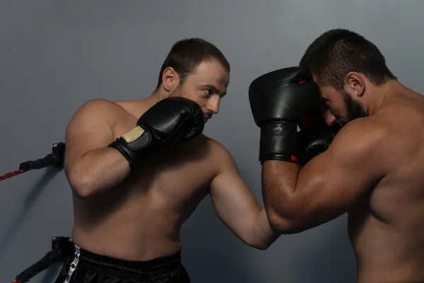 Blandad kampsportutövare fighting - hålslagning — Stockfoto