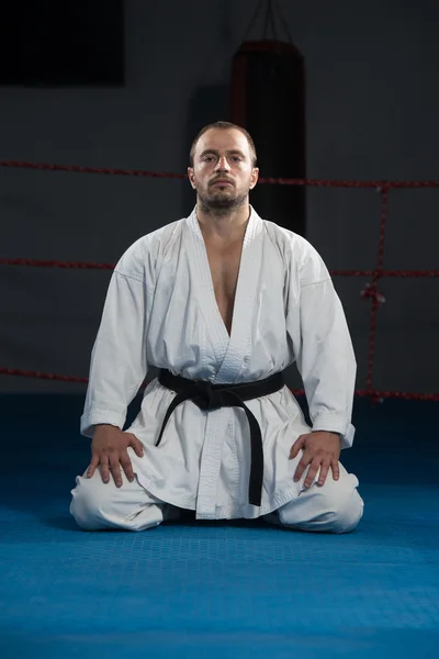 Homme dans un kimono avec une ceinture noire médite — Photo