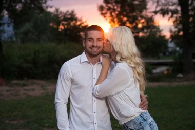 Kaç sarılma ve kentsel bir parkta flört