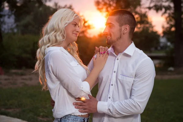 Couple étreignant et flirtant dans un parc urbain — Photo