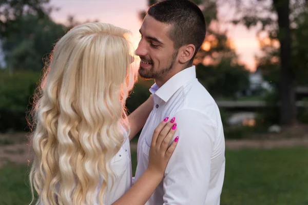 Coppia amorevole nel parco — Foto Stock