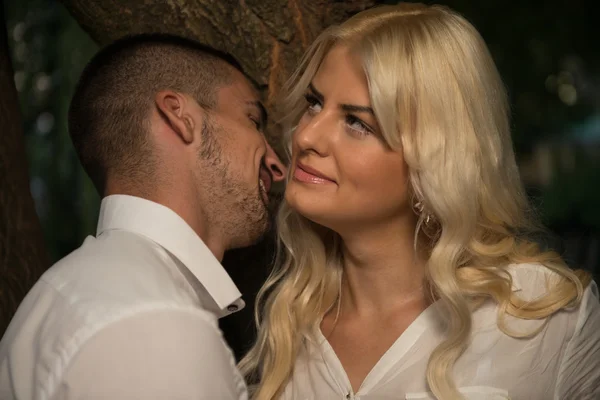 Casal abraçando e flertando em um parque urbano — Fotografia de Stock