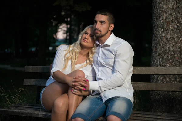 Coppia che abbraccia e flirta in un parco urbano — Foto Stock