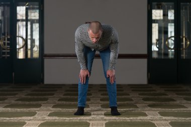 Müslüman camide dua