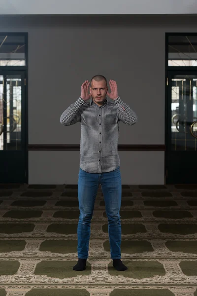 Jonge moslim kerel bidden — Stockfoto