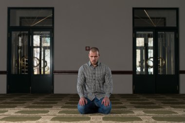 Müslüman camide dua