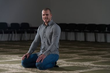 Genç Müslüman adam dua ediyor.