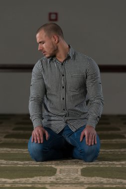 Genç Müslüman adam için dua