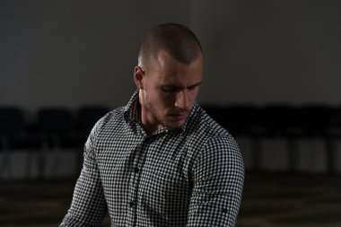 Müslüman adam camide namaz kılıyor.