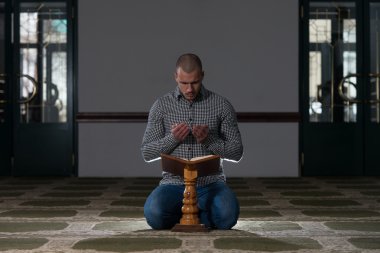Müslüman erkek okuma kutsal İslam kitap Kur'an